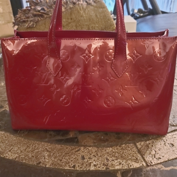 Louis Vuitton Vernis Wilshire PM in Pomme D'Amour Red w/ $30 COA - Picture 3 of 9